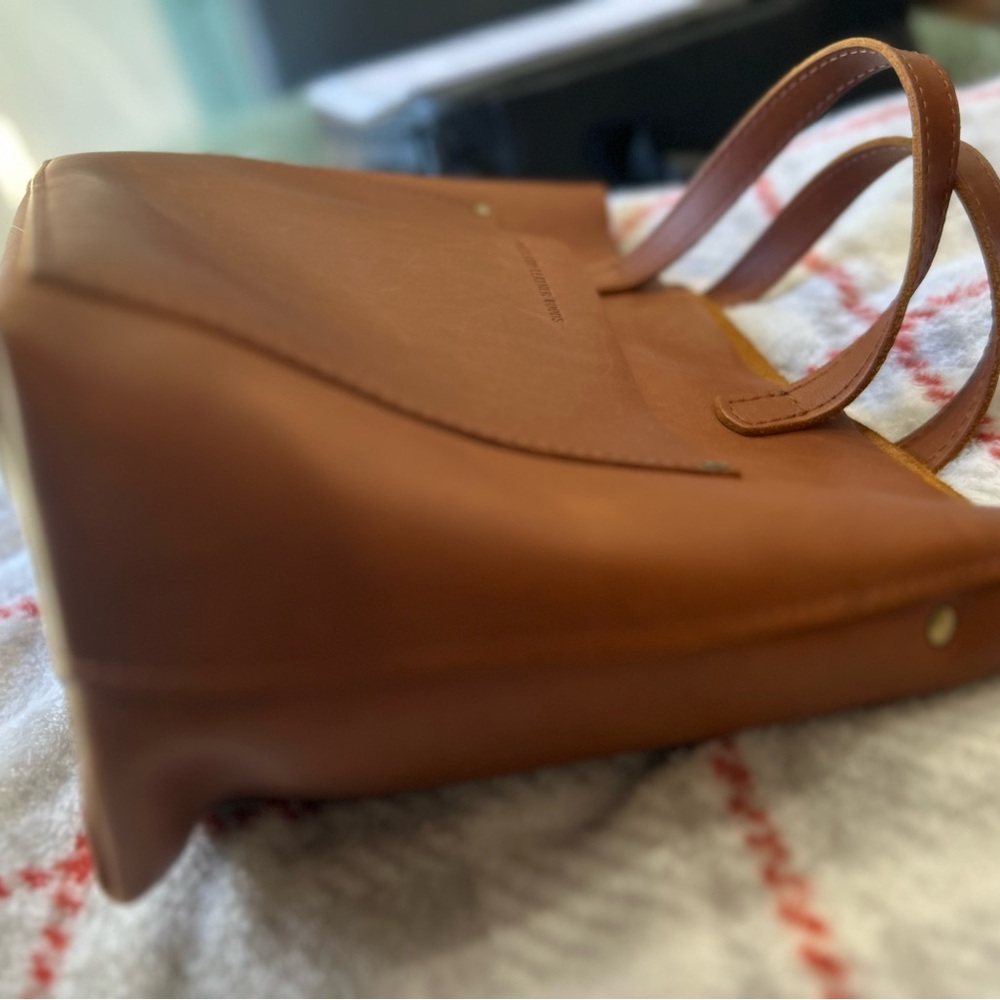 Portland Leather Goods Medium Crossbody Tote Bag in Honey - Picture 3 of 7